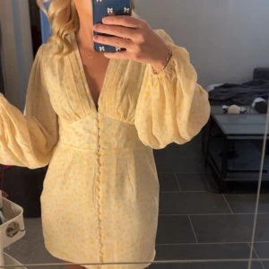 Gul klänning - Säljer denna super fina klänningen!! Storlek 38, passar mig som vanligtvis har stl S💞