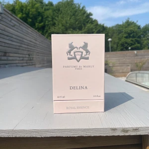 PdM Delina - 75 ml - Bra skick - Parfums de Marly – Delina 75 ml En riktig favorit bland damparfymer – feminin, fruktig och romantisk. Bara testad ett par gånger – som ny.  Doftprofil: Ros, rabarber, lychee och vanilj – ikonisk och lyxig Flaskstorlek: 75 ml Skick: Sprayad 2–3 gånger Förvaring: Alltid rätt förvarad, svalt och mörkt  Skickas snabbt och säkert med bubbelplast. Hör av dig om du vill veta mer eller se fler bilder. Pris kan diskuteras vid snabb affär.  