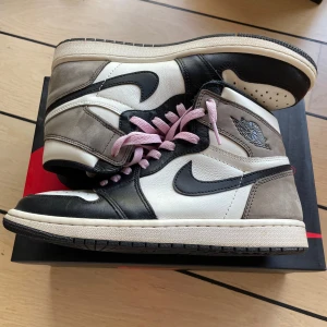 Air Jordan 1 high Mocha - Tja, säljer dessa Air Jordan 1 High Mocha — Väldigt fint skick 8,5/10. Säljer för 1800kr men kom med bud! OG box samt snören finns 