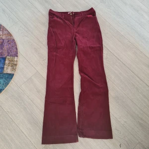Vinröda röda manchesterbyxor bootcut breda indiska - Vinröda manchesterbyxor från indiska, breda och långa ben. Lite håriga på bilderna men tvättar och rollar innan jag skickar. Skriv för fler bilder elr frågor