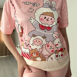 Söt rosa t-shirt med kawaii tryck - Supergullig rosa t-shirt med stort kawaii-inspirerat tryck framtill med figurer som björn, kanin, lamm och gris. T-shirten har korta ärmar, rund hals och är tillverkad i mjukt material. Perfekt för dig som älskar söta och lekfulla motiv! HELT NY 