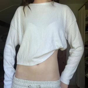 Snygg stickad tröja  - Använd några gånger, man kan styla tröjan på två sätt som jag visar på bilderna. Bara fråga på om du har en fråga eller fundering🥰