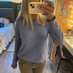 Blå stickad tröja från Pull&Bear - Säljer en mysig blå stickad tröja från Pull&Bear i storlek M💕