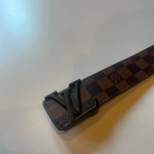 Bälte 110cm - Bälte 110cm & brun, svart logga