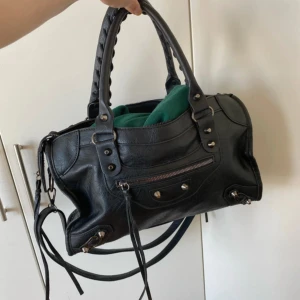 Citybag  - Trendig väska som är väldigt praktisk för vardagen.  Bredden är ungefär 35 cm och höjden är 22 cm. Säljer en liknande på min andra annons 