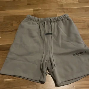 Khaki Essentials shorts - Jag säljer dessa Essentials shortsen som är  riktigt snygga till sommaren. Jag rensar min garderob och behöver lite snabba pengar så jag säljer nu dessa för väldigt billigt.