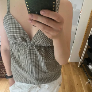 Rutig topp / linne - Supersöt linnetopp i rutigt tyg❣️ skriv om du vill ha fler bilder eller undrar något 💞