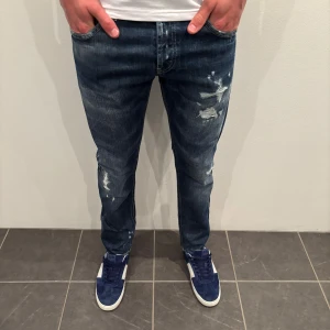 Dondup Jeans - Dondup Jeans! Trendigaste jeansen på marknaden.  Skick= 9,5/10 Ny pris= 4000 kr Säljs för= 899 kr (Modellen har original slitningar från fabrik vilket är väldigt eftertraktat och populärt)