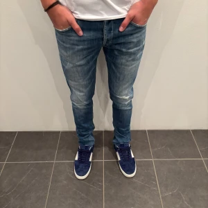 Dondup Jeans George  - Dondup Jeans George! Trendigaste jeansen på marknaden.  Skick= 9,5/10 Ny pris= 4000 kr Säljs för= 799 kr ”Modellen har original slitningar från fabrik vilket är väldigt eftertraktat och populärt” 