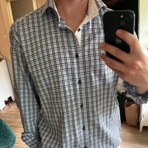 Stenströms skjorta - Snygg rutig skjorta från Stenströms. Fräsch o stilig inför sommaren i nyskick! Hör gärna av er om ni har några frågor⭐️