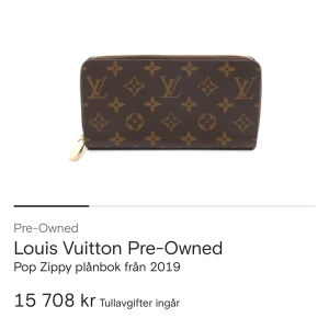 Louis Vuitton brun pop zippy plånbok - Äkta Snygg brun plånbok från Louis Vuitton med klassiskt monogrammönster och guldfärgad dragkedja. Egna bilder finns privat. Plånboken har flera fack för kort och sedlar samt ett rymligt myntfack. Tillverkad i exklusivt skinn med lyxig känsla och tidlös design. Brukar kosta runt 10-15k men jag köpte den second hand därför billigare pris