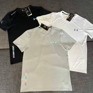 Under Armour T-shirts – Nytt & Oanvänt!  - Säljer 3 st snygga och funktionella Under Armour performance-T-shirts, perfekta för träning eller vardagsbruk.  ✅ Helt nya med tag kvar ✅ Finns i färgerna svart, vit och ljusgrå ✅ Holografisk UA-logga och text ger en exklusiv look ✅ Mjukt, snabbtorkande material som andas ✅ Stretchigt tyg för maximal komfort och rörelsefrihet  📏 Normal passform – finns i storlek S,M,L,XL 💰 Pris: 250  ⸻  💬 Skriv vid intresse eller om 