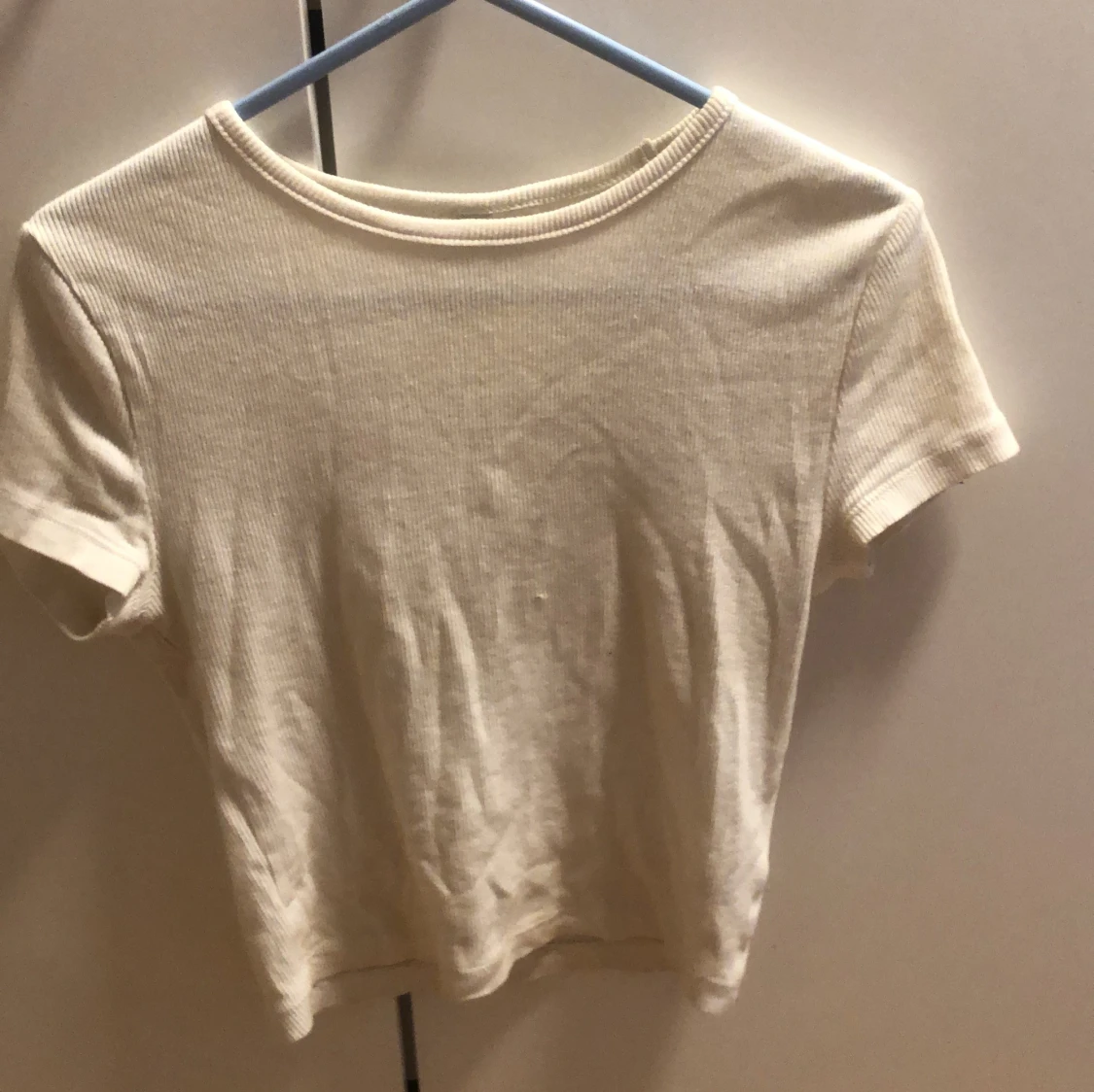 Ribbad croppad vit topp