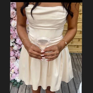 Oh polly  - Superfin kort klänning ifrån oh polly, storlek 10 (38) men insydd så skulle säga att den passar S/Xs. Klänningen är champagne färgad och är endast använd en kväll. Pris kan diskuteras vid snabb affär.