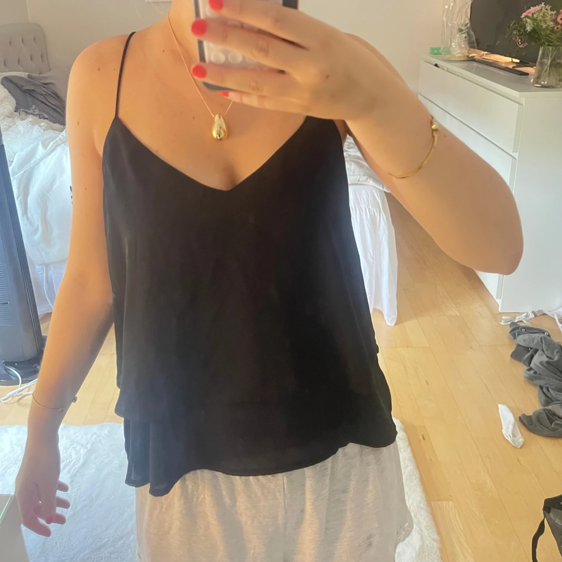 Svart linnetopp med tunna axelband - 1