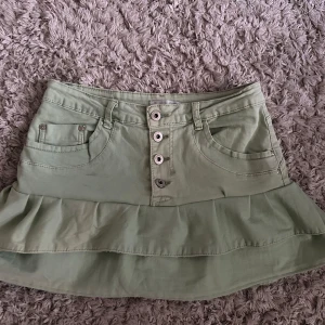 Jeanskjol / volangkjol - Grön Jeanskjol/ volangkjol som jag själv har sytt, midjemåttet totalt är 74cm🩷