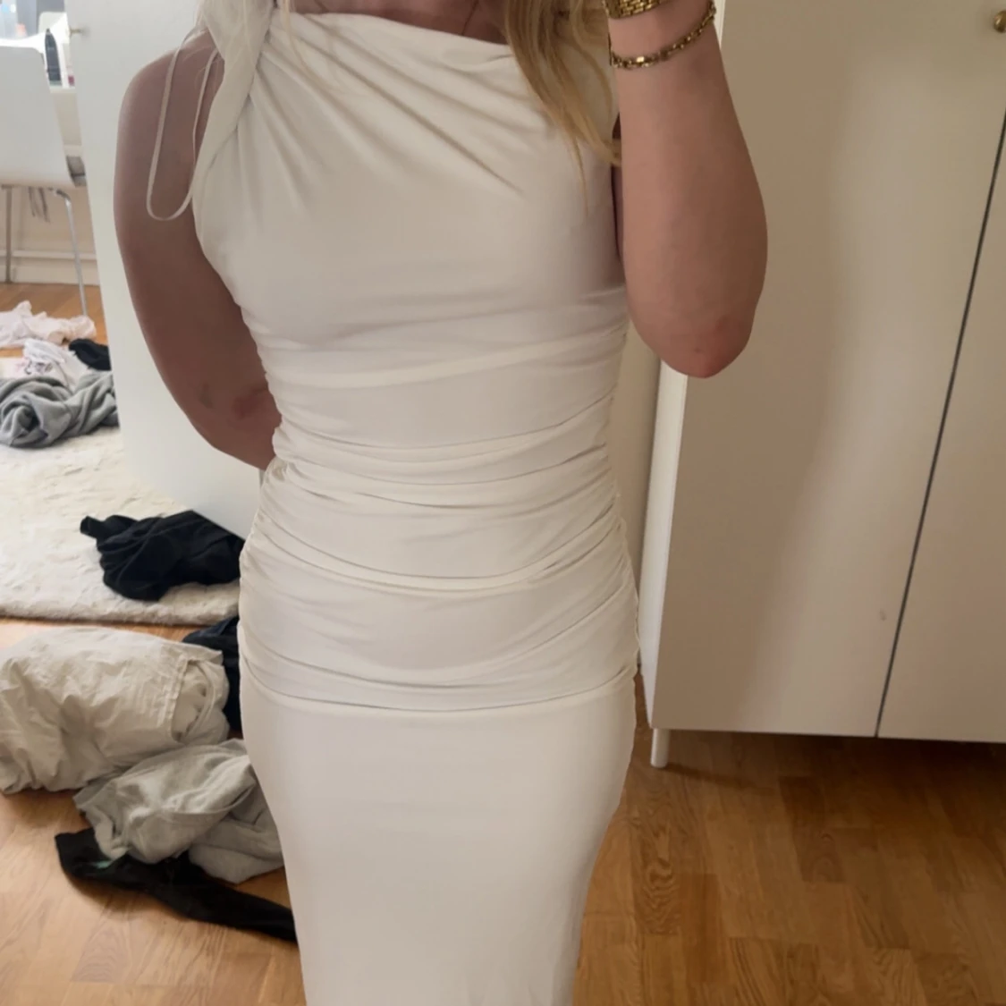 Vit asymmetrisk långklänning