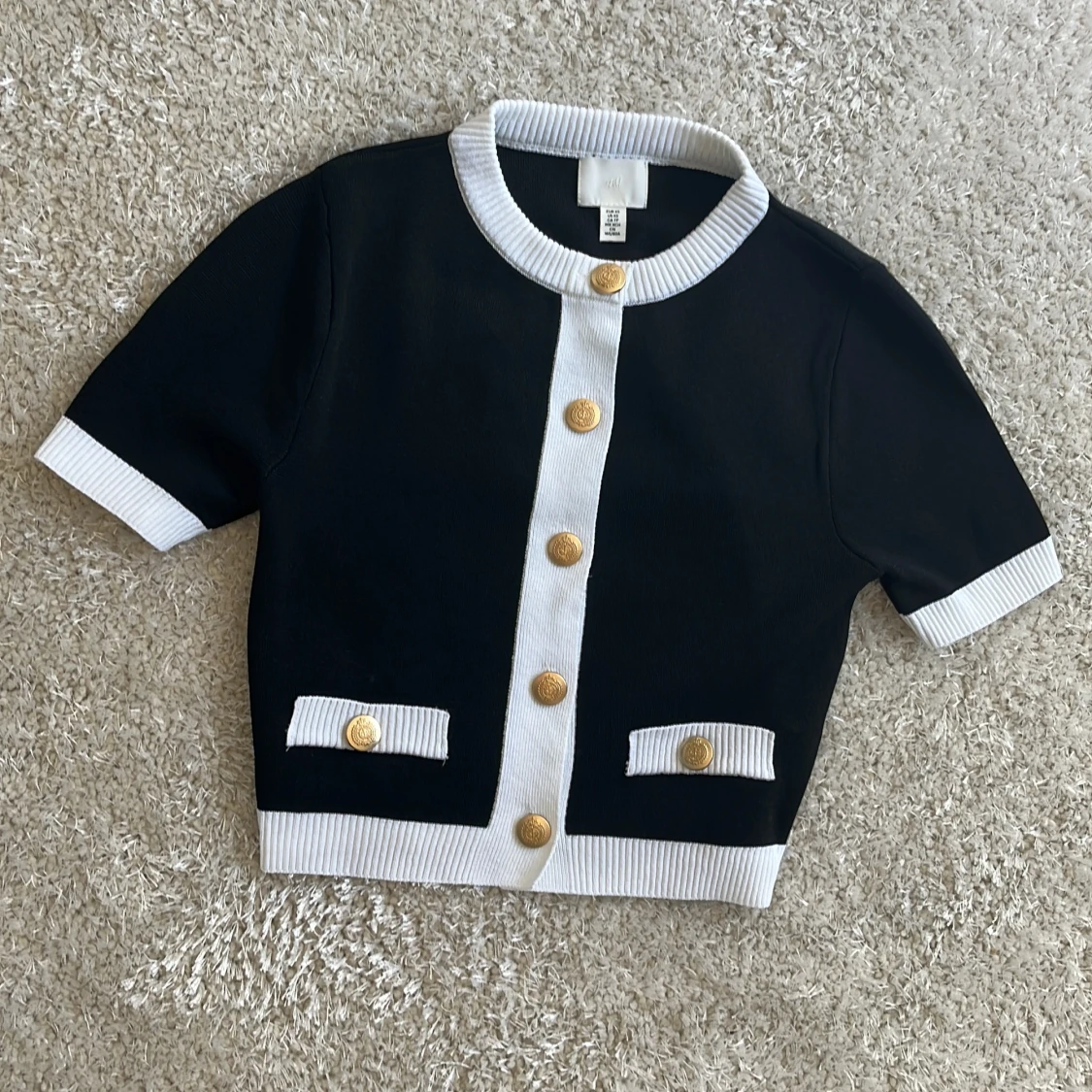 Svartvit kofta med guldknappar H&M XS