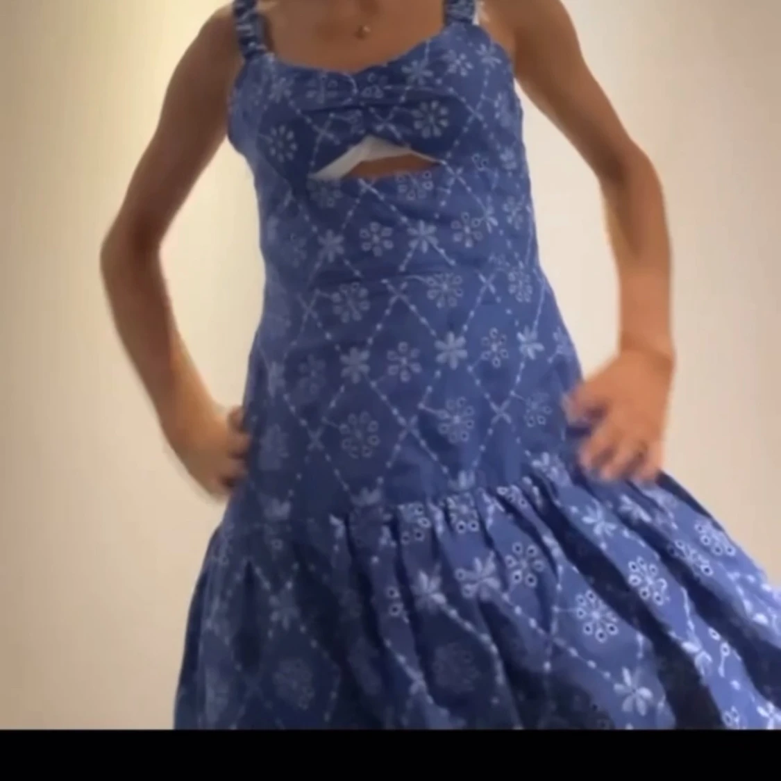 Blå kortklänning med blommigt mönster - 1