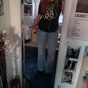 Arrow low straight jeans-weekday - Säljer ett par ljusblå jeans med arrow straightleg-modell. De är lågmidjade, köpta från weekday för 599 kr. Jag är 166 cm lång och jeansen är perfekt längd för mig om ni vill ja referens på det :) tveka inte att kontakta vid frågor💕