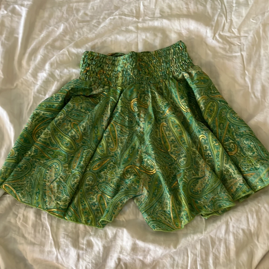 Grön paisley 2-piece med shorts och halterneck - 4