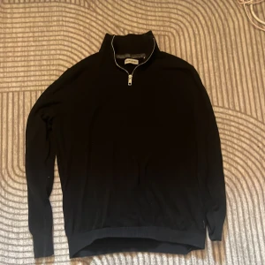 Svart half zip tröja Jack & Jones - Svart långärmad tröja från Jack & Jones med halv dragkedja och hög krage. Den är bra skick. Jag säljer pågrund av att den har blivit för liten. Hör gärna av er vid fler bilder eller frågor
