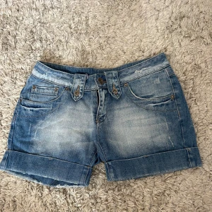 Lågmidjade jeansshorts  - Snygga Lågmidjade shorts och alla mått finns bland bilderna
