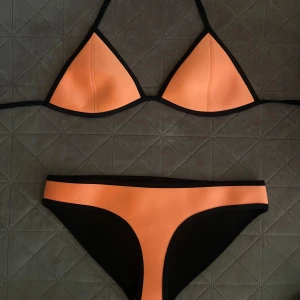 Triangl bikini  - Jätte jätte fin bikini inför sommaren nu!!🧡🧡                                         🧡Överdelen är en B kupa.                                                               🧡Underdelen är strl L men skulle säga att den även passar M.                                                                                       🧡Äkta!!