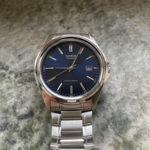 Casio silverklocka med blå urtavla - Stilren Casio-klocka med blå urtavla och datumvisning. Aldrig använd pris kan diskuteras vid snabba affärer