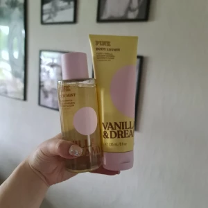 PINK Vanilla & Dream Body Mist & Lotion victoria's secret - Set med PINK Vanilla & Dream body mist och body lotion. Doft av fluffig vanilj, karamell och kokos. Mist i genomskinlig plastflaska med ljuslila lock, lotion i gul tub med lila detaljer. Vegansk formula och förpackning delvis av återvunnet material. Krämen endast testad på armen en gång , misten sprayad 2 gånger. Så gott som nytt