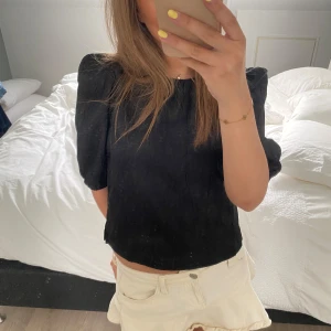 Svart topp - Så söt svart topp från cubus med puffärmar. Perfekt till sommaren och oanvänd💕