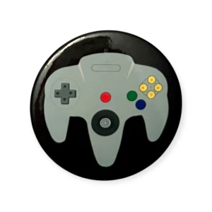 Pin Nintendo 64 handkontroll badge gamer - En snygg pin med en N64 handkontroll. Ca 4,4 cm i diameter. Perfekt för den som älskar Nintendo och äldre tv-spel! #gamer #gamerpin #nintendo #nintendopin #videogame #videogames #videogamepin #retro #vintage #vintagegaming #gamerpins #videogamepins #nintendopins #nål #knapp #märke #n64 #nintendogift #nintendogiftideas #handcontroller #gaming #gamingpin #merch #merchandise #nintendomerch #nintendomerchandise