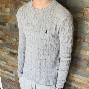 Ralph Lauren tröja - En riktigt snygg polo Ralph lauren tröja. Denna tröja är väldigt skön och perfekt nu till sena sommarkvällar. Storleken på denna tröjan är S men passar M (han på bilden är 184). Skicket är 10/10 alltså helt ny. Priset jag kommer sälja denna för är 699, men kan sänka vid snabb affär. Skriv till mig vid några funderingar eller frågor. Mvh
