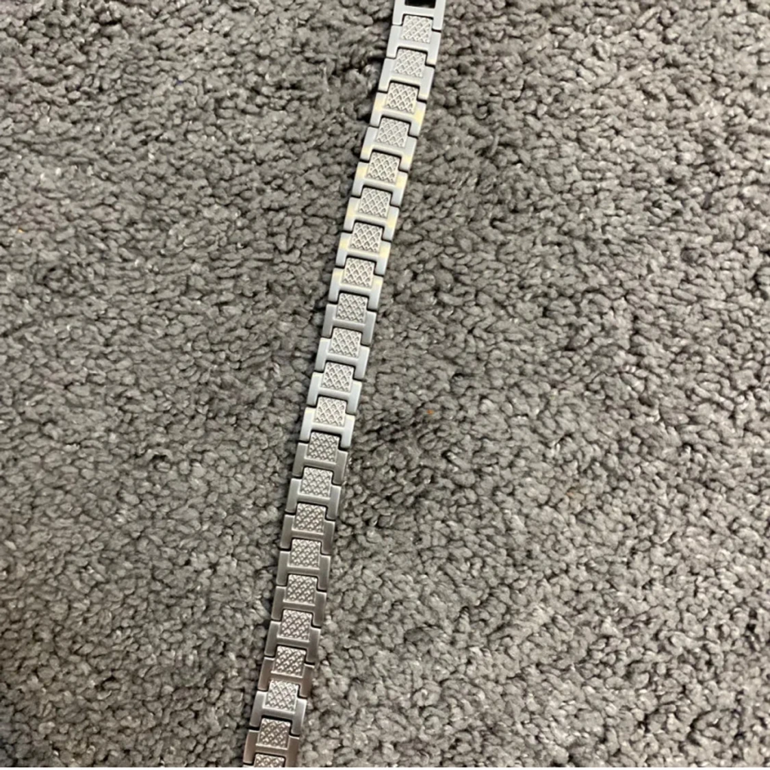 Silverfärgad armband från Lacoste