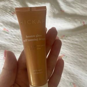 Hickap Bronze Glow Self Tanning Drops - Bronze Glow Self Tanning Drops från Hickap i en snygg bronsfärgad tub med pump. Ger en solkysst look och kan blandas i din vanliga hudvård. 100% vegansk formula, passar alla hudtyper. Innehåller 30 ml och har en lätt, flytande konsistens. Endast testand en gång på hande🫶🏼säljer även deras bodylotion och bronzign primer! Köp alla tre och få paketpris😍 