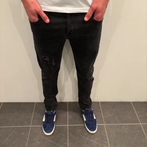 Dondup Jeans - Dondup Jeans! Trendigaste jeansen på marknaden.  Skick= 9,5/10 Ny pris= 4000 kr Säljs för= 650 kr (Modellen har original slitningar från fabrik vilket är väldigt eftertraktat och populärt)