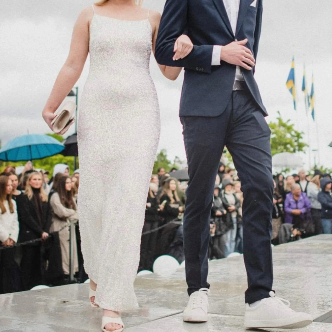 Glittrig långklänning med öppen rygg - 2