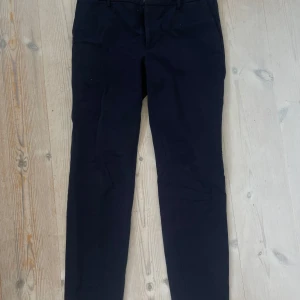 Mörkblå Filippa k kostymbyxor  - Säljer ett par superfina kostymbyxor från Filippa K. Det är i otroligt fint material, och är som gott som nya. Säljer för att de sorgligt nog inte längre passar, men jag älskar dom! Färgen är som mest rättvis på sista bilden 💙