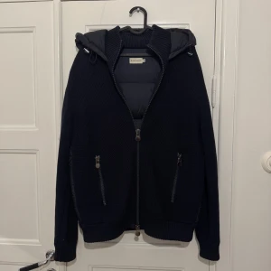 Moncler cardigan - Size: XL Pit to pit: 54cm Excellent Condition! Color: navy Comes with: Nothing Retail: 970€