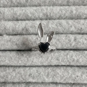 Bunny ring  - Ringen är aldrig använd och 100 % rost- och nickelfri. Den är justerbar och passar därför alla! Hör gärna av dig om du har några frågor ☺️ 