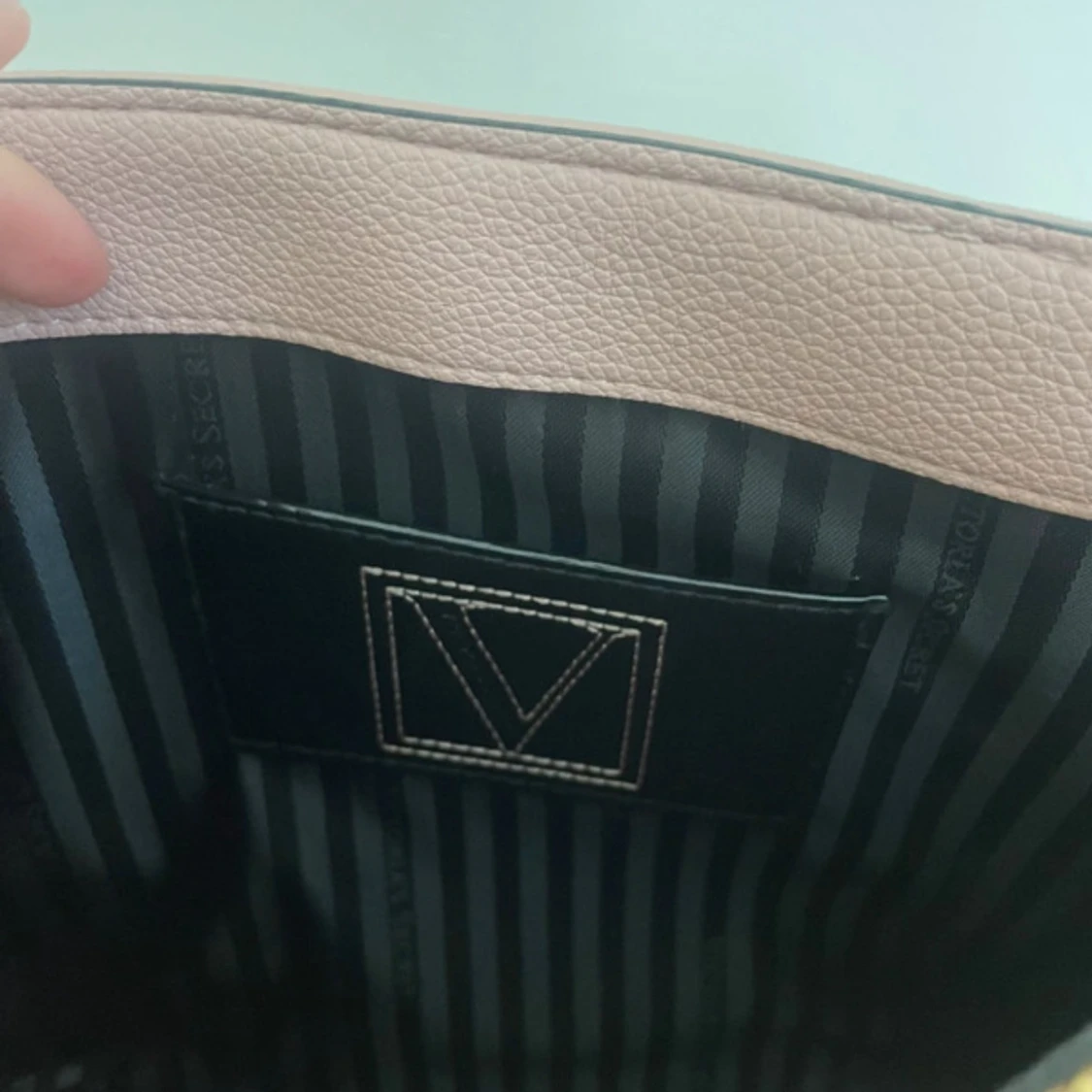 Rosa handväska från Victoria's Secret - 3