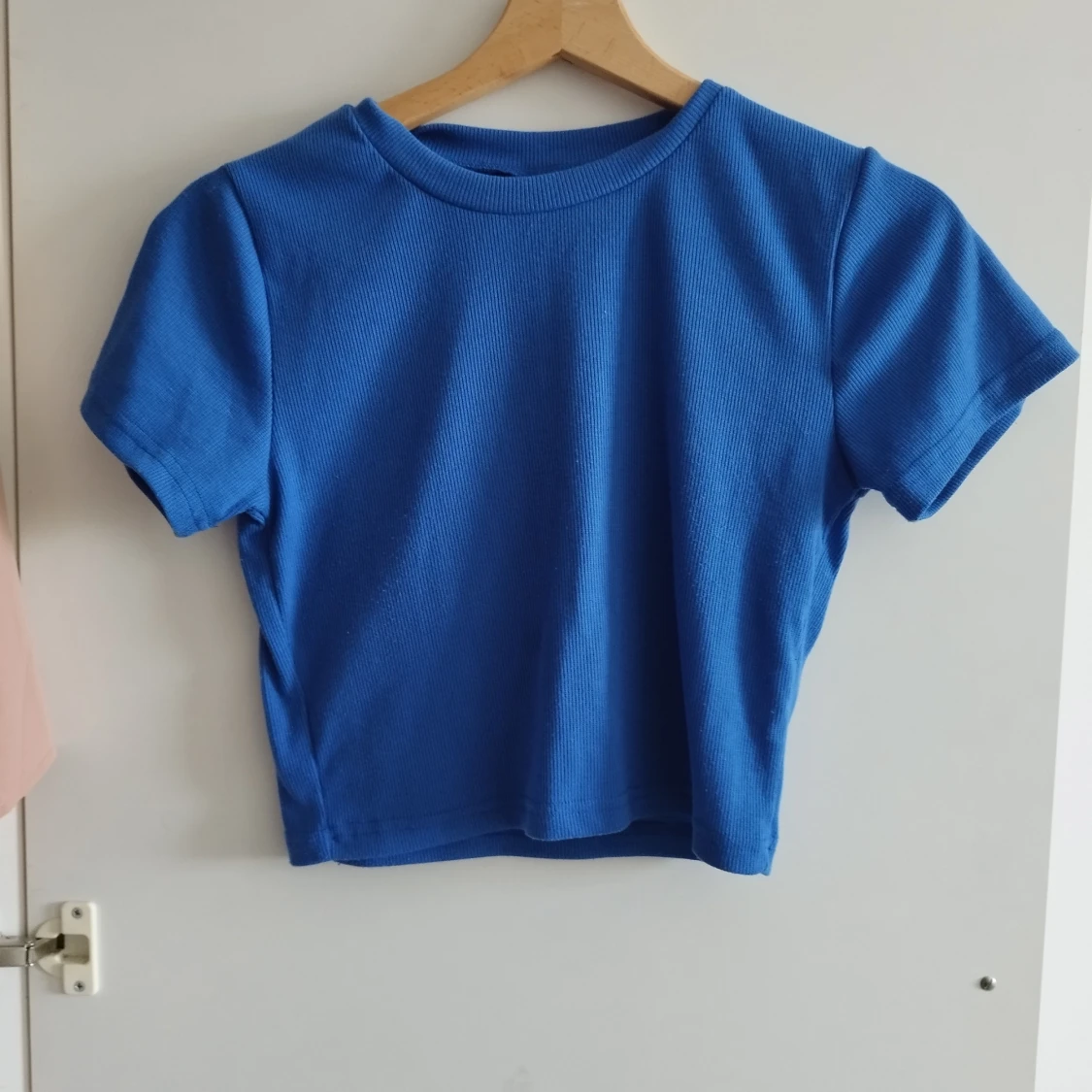 Blå ribbad croppad topp