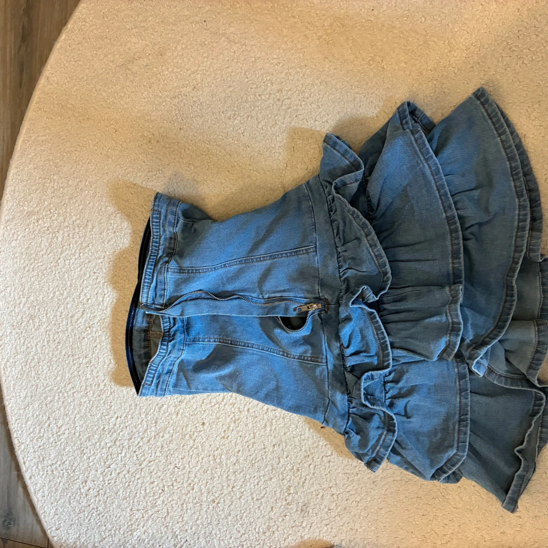 Jeansklänning med volanger och dragkedja - 1