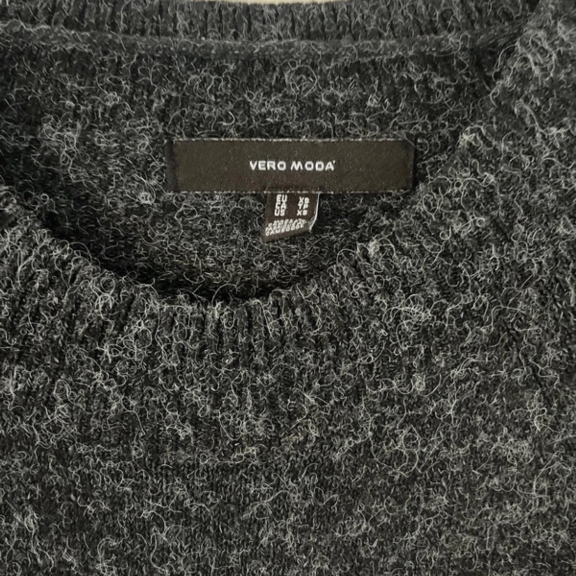 Mörkgrå stickad tröja från Vero Moda - 1