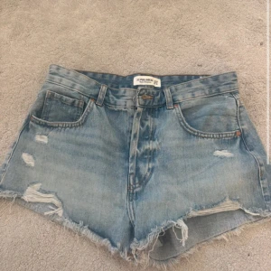  jeansshorts från Pull&Bear - Storlek 38 och knappt använda då dom inte passar💕 