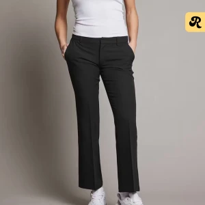 Bikbok vera Svarta kostymbyxor petite - Svarta kostymbyxor med klassisk rak passform och pressveck. Byxorna lågmidja och är petite modellen! Pris kan diskuteras!