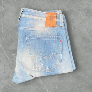 Replay ljusblå jeansshorts herr - Snygga ljusblå jeansshorts från Replay W:33 med slitna detaljer och klassisk femficksmodell. Shorts i denim med normal passform, gylf med knapp och dragkedja samt läderpatch bak. Perfekta för en avslappnad stil i sommar. Nypris ca 1000 kr mitt pris: 119 kr. Självklart går det att för handla ner priset vid snabbköp! 