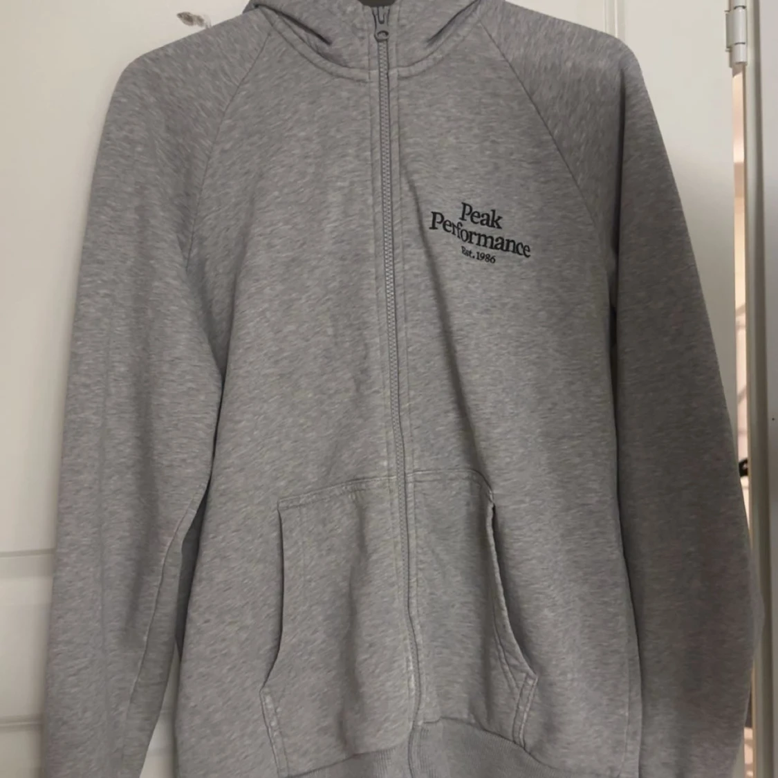 Grå hoodie från Peak Performance