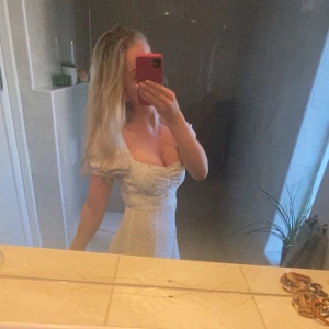 Sommarklänning💘☀️🌸🥂 - Jätte fin blommig sommar klänning som är köpt på MQ för ca 1000… har endast använt ett få tal gånger och den har inga skavanker🤗 Klänningen är gjort i ett tunt material och funkar därför jätte bra när solen skiner🌞 Säljer nu vidare pågrund av att jag ej får användning av den!💘