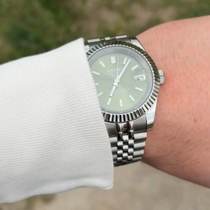 Seiko mod datejust green dial - Seiko mod datejust green dial kommer med extra länkar och verktyg för att justera storlek. Den är byggd med:                                                            904L rostfritt stål, Original NH35-urverk, Hydraulisk urtavla, Porslinstavla, Flera lager elektroplätering, Flera vattentäthetstester, Flera trycktålighetstester, Flera funktionsprov och safirglas! Hör av er vid minsta fundering!